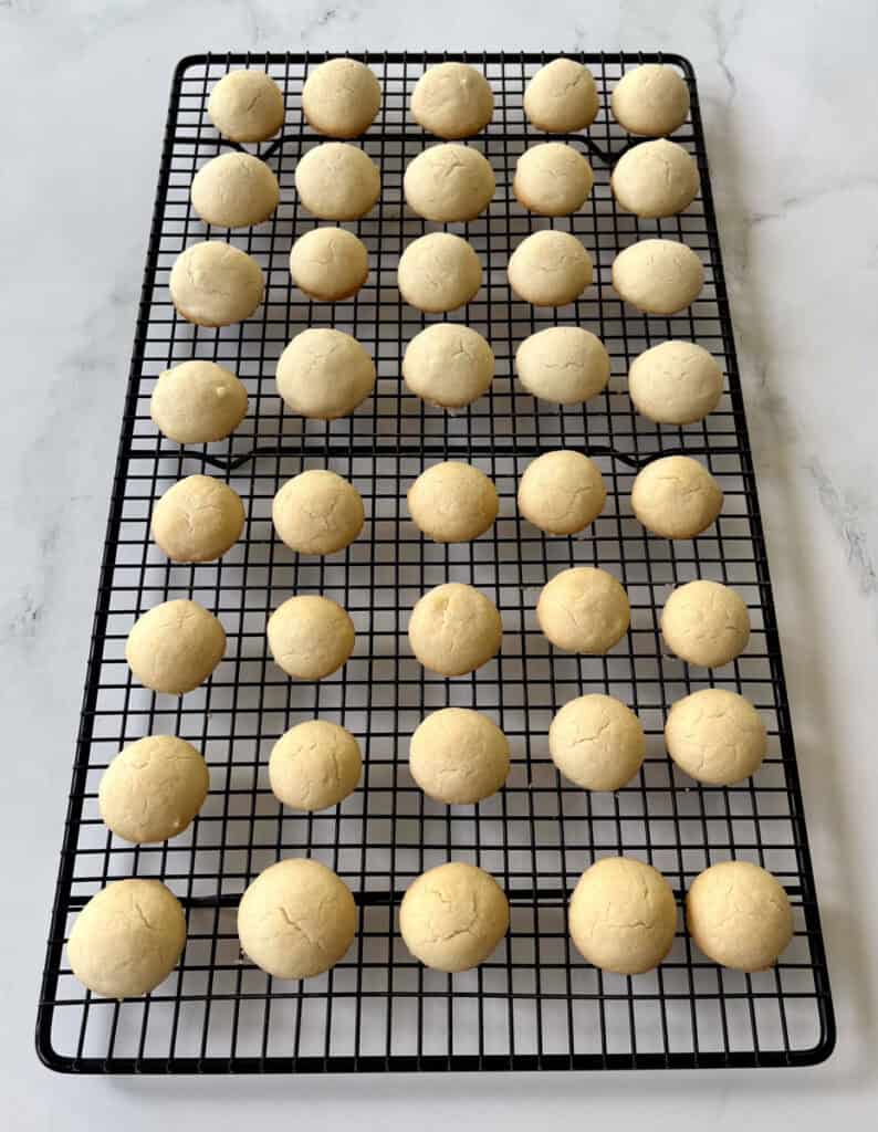 A cooling rack with cookies on it.