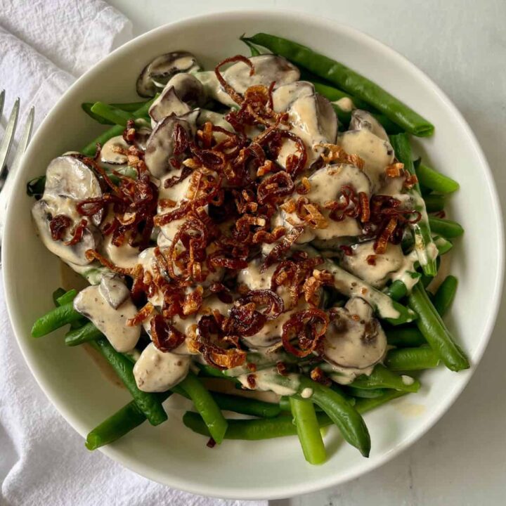 Green beans with mushrooms and crispy shallots.
