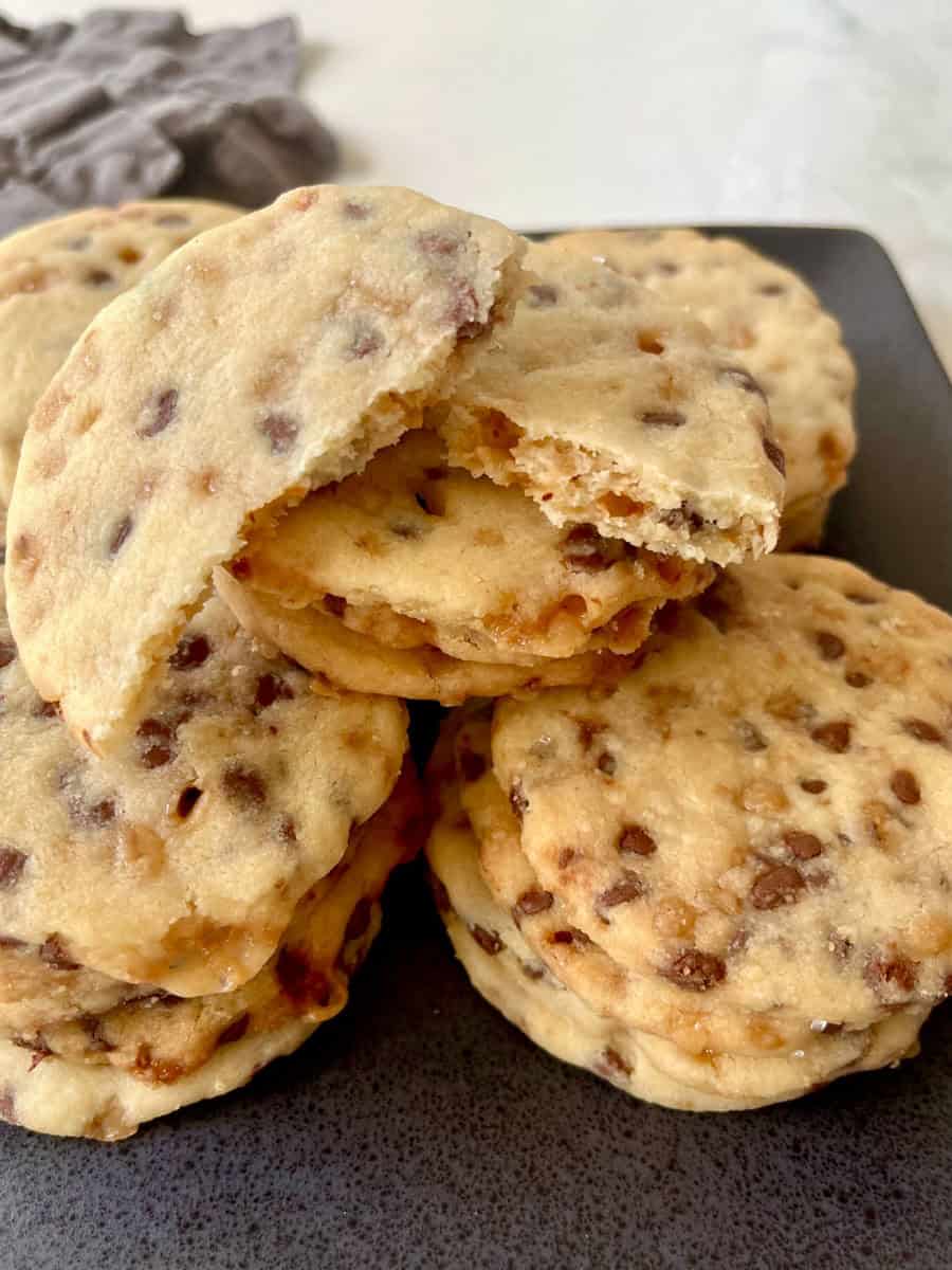 Easy Shortbread Cookie with Chocolate and Toffee